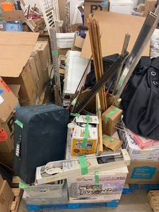lot 200 image: Large Assortment of Miscellaneous Household Items