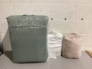 lot 496 image: LOT OF 3 Miscellaneous Bed Sheets