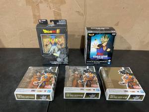 lot 73 image: LOT OF 5 Miscellaneous Dragon Ball Z