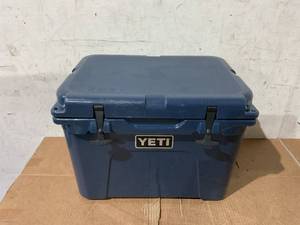 lot 34 image: Yeti Tundra 35 Hard Cooler