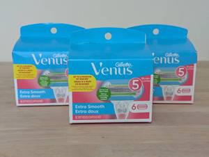 lot 151 image: Venus Extra Smooth Womens Razor Blade Refills - 18 Count