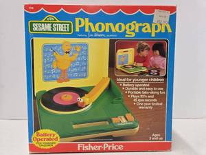 lot 90 image: Vintage Fisher Price Sesame Street Phonograph