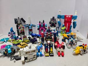 lot 131 image: LARGE Lot of Vintage 1980s Transformers Action Figures & Accessories 