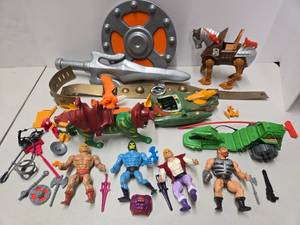 lot 132 image: Lot of Vintage 1980s HE-MAN MOTU Action Figures & Accessories 