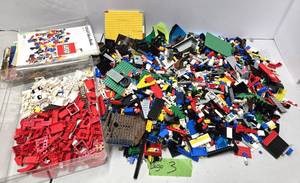 lot 138 image: Estate Lot Tote Full of Vintage etc LEGO #3