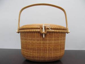 lot 185 image: Excellent Condition Handmade Contemporary Nantucket Basket