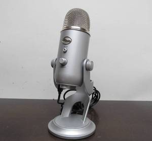 lot 195 image: Nice Working Large Heavy BLUE Microphone