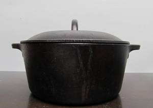 lot 199 image: LODGE Cast Iron Dutch Oven