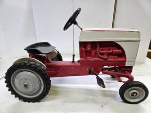 Great Looking Vintage Ertl Ford Pedal Tractor