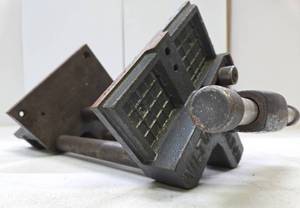lot 219 image: Heavy Duty Vintage WILTON Woodworkers Bench Clamp Vise