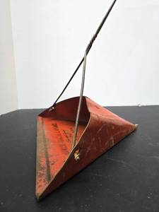 lot 224 image: Old Vintage NORTH SAINT PAUL Advertising Dustpan wWire Handle - Hawkins Furniture & Appliances