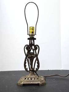 lot 239 image: Original Ornate Antique Cast Iron Table Lamp