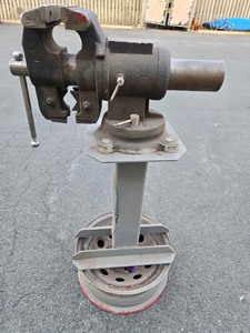 lot 6 image: Large Super Heavy Duty Anvil Bench Vise wStand
