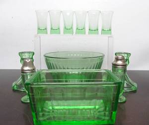 lot 262 image: Estate Lot of Genuine Vintage Green Vaseline Glass
