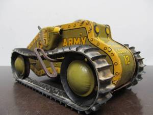 lot 267 image: Larger Vintage 10 Marx Tin Litho Army Tank Friction Toy
