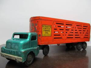lot 270 image: Vintage 1950s era STRUCTO Cattle Farms Truck & Trailer