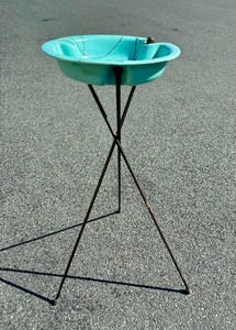 lot 212 image: Very Cool Mid Century Atomic Tripod Smoking Stand