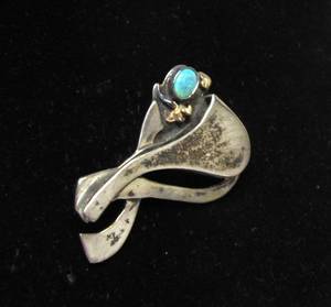 lot 16 image: Vintage Sculptural Modernist Sterling Silver & 14K Gold Brooch wOpal