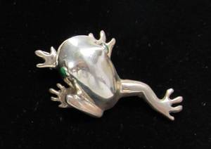 lot 29 image: Great Looking Sterling Silver Tree Frog Brooch
