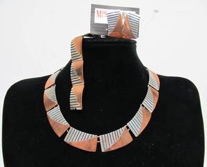 lot 42 image: Great Looking Unused 2-Tone Copper & Silver Matching Necklace Bracelet & Earring Set