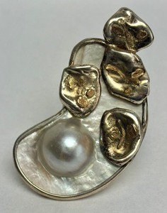 lot 10 image: Beautiful Signed Sterling Silver & Sculptural Pearl Brooch Pendant