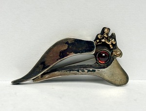 lot 36 image: Vintage Sculptural Modernist Sterling Silver & 14K Gold Brooch