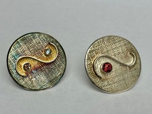 lot 54 image: 2 Vintage 900 Silver Ecuadorian Round Brooch Pendants
