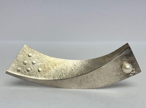 lot 31 image: Large Signed 3D Sculptural Modernist Sterling Silver Brooch wPearl