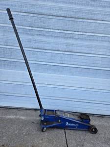 lot 16 image: Used Michelin Hydraulic Floor Jack