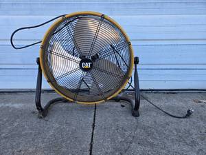lot 29 image: Caterpillar Industrial Floor Fan - Heavy Duty
