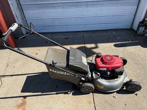 lot 45 image: Honda GCV160 Gas Lawn Mower with Bag and Mulch Capabilities