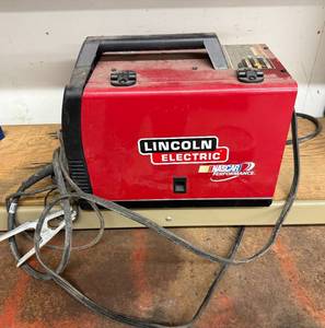 lot 47 image: Lincoln Electric Weld Pak 125 HD Welder