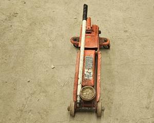 lot 118 image: Used Winmax Hydraulic Service Jack 2 Ton (Untested)
