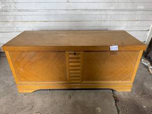 lot 144 image: Vintage Lane Cedar Chest with Integrated Storage Tray