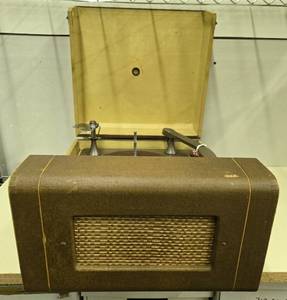 lot 174 image: Vintage Karl F. Swaland Box Record Player - untested