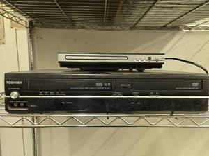 lot 190 image: Toshiba Hi-Fi DVDVCR Combo Player Model SD-V296 with Tuner