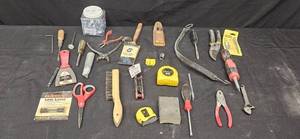 lot 211 image: Collection of 20 Assorted Hand Tools and Accessories