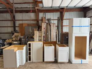 lot 222 image: Set of White Shaker Kitchen Cabinets