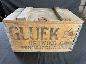 lot 242 image: Vintage Gluek Brewing Co Wooden Crate with Glass Bottles