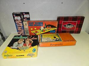 lot 250 image: Collection of Vintage Board Games and Toys