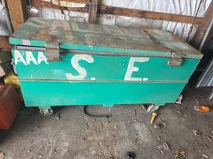 lot 276 image: Large Industrial Storage Chest with Wheels
