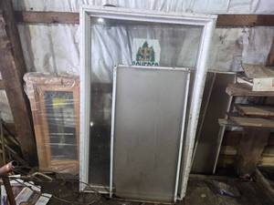 lot 279 image: Collection of Various Size Window and Screen Frames