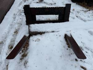 lot 285 image: Heavy-Duty Skid Steer Pallet Fork Attachment