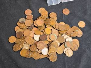 lot 28 image: Nice Bag of Wheat Pennies Various Years - Approx. 1 pound 2 ounces