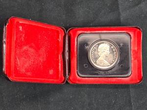 lot 36 image: 1970 Manitoba Canada Dollar Coin in Original Case - Queen Elizabeth II