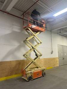 2015 JLG 19' 2Wd Electric Scissor Lift Model 1932RS