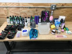 lot 126 image: Lot of Assorted Bath Items
