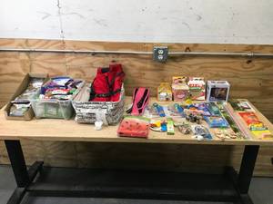lot 127 image: Lot of Assorted Pet Supplies