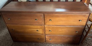 lot 31 image: Vintage Wood Dresser 6-Drawer