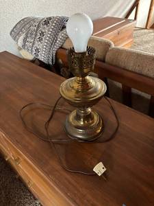 lot 34 image: Vintage Brass Electric Lamp